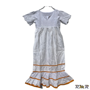 Robe longue bazin brodé blanc à manche courte avec garniture orange. T9/10ans (tenue africaine)
