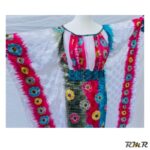 Grand boubou en soie Multi couleur avec 2 pinces pour marquer la poitrine et la taille Il a un foulard et un pagne en satin rose unique. (tenue africaine)