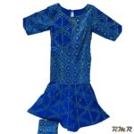 robe longue bleue bazin thioup 2 tons manche courte: bleu unique et bleu avec motif, des perlages au niveau de la poitrine et des manches. (tenue africaine)