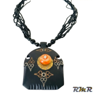 Collier en perle noir avec une bille orange (accessoire africain)